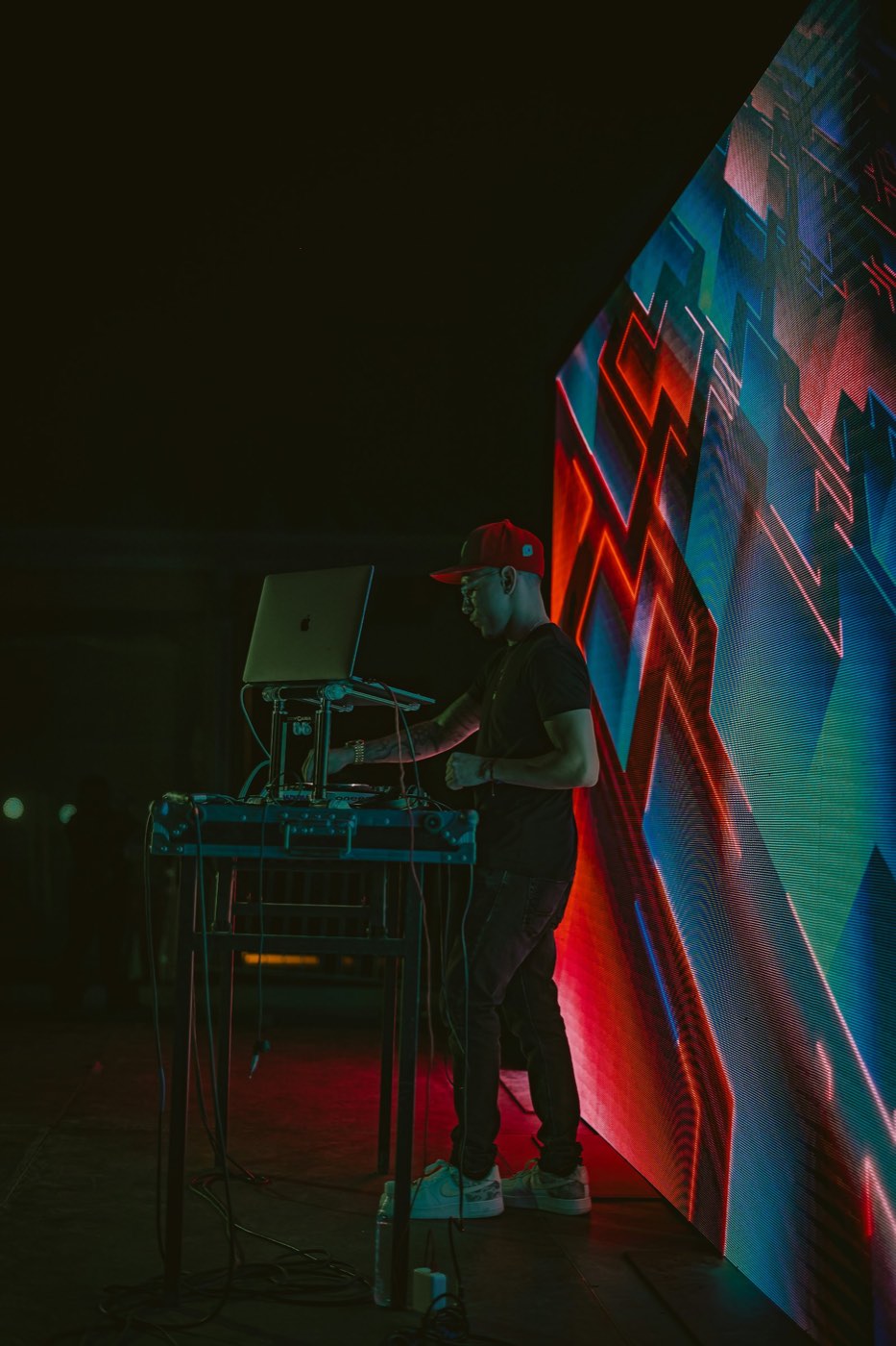 DJ-pöytä ja ohjain LED-seinän edessä, jolla pyörivät visuaalit